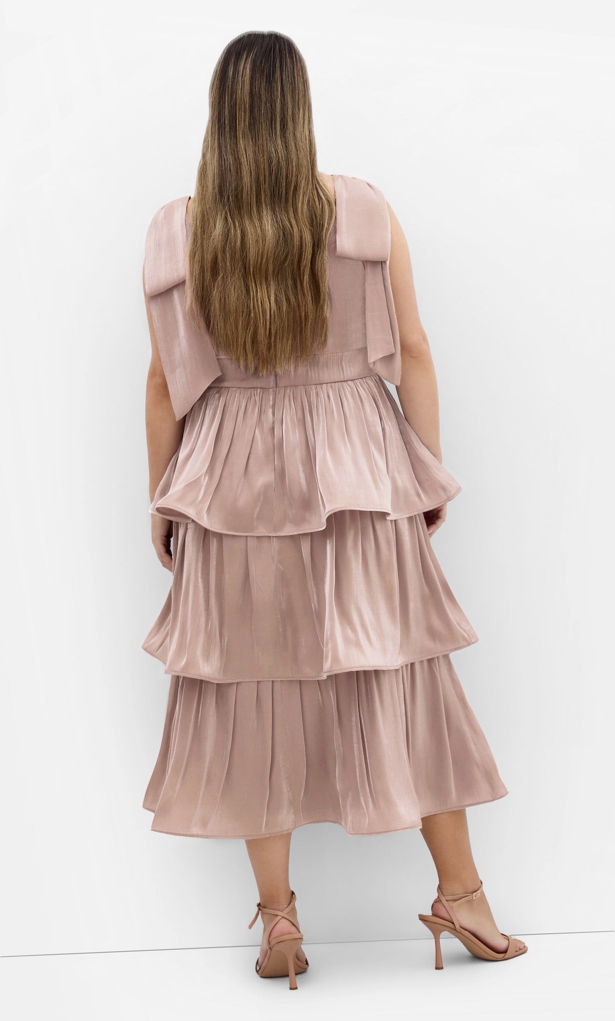 Glamorous Tiered V‑Neck Sleeveless Bow‑Back Midi Plus Size Wedding Guest Dress