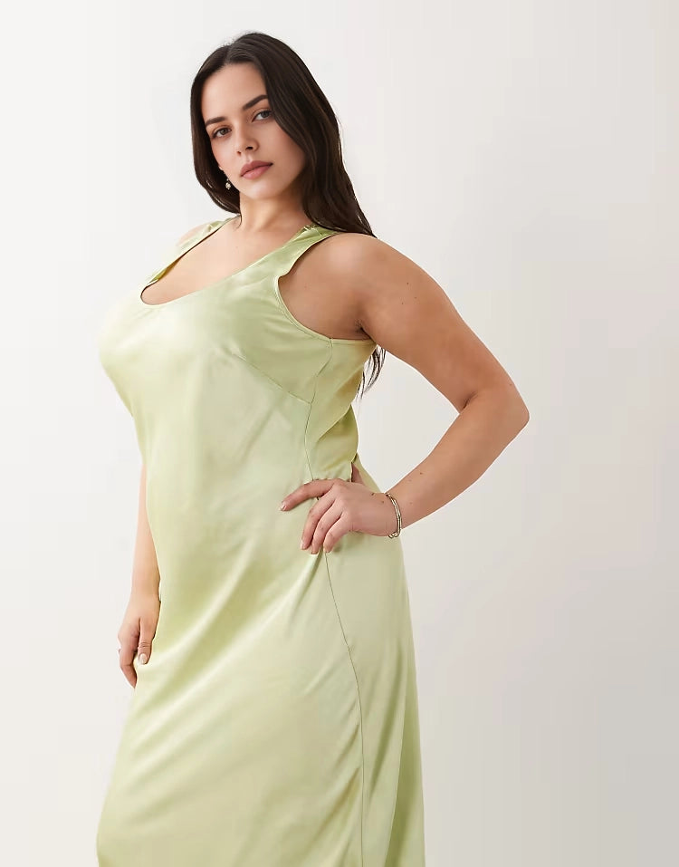 Chic Bias‑Cut Scoop Neck Sleeveless Seam‑Back Midi Plus Size Wedding Guest Dress