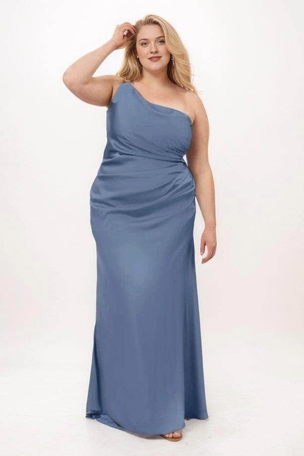 Roselledress dusty blue plus size bridesmaid dress with a one-shoulder neckline, side-waist ruching and a floor-length sheath skirt, front view.
