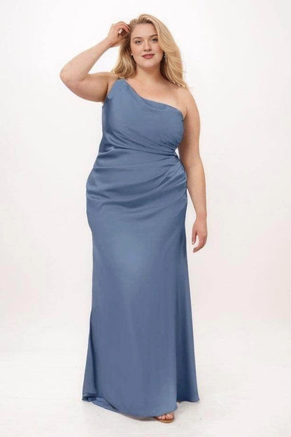 Roselledress dusty blue plus size bridesmaid dress with a one-shoulder neckline, side-waist ruching and a floor-length sheath skirt, front view.