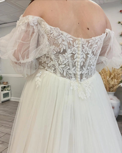 Romantic A-Line Sweetheart Puff Sleeve Zipper Back Plus Size Wedding Dress